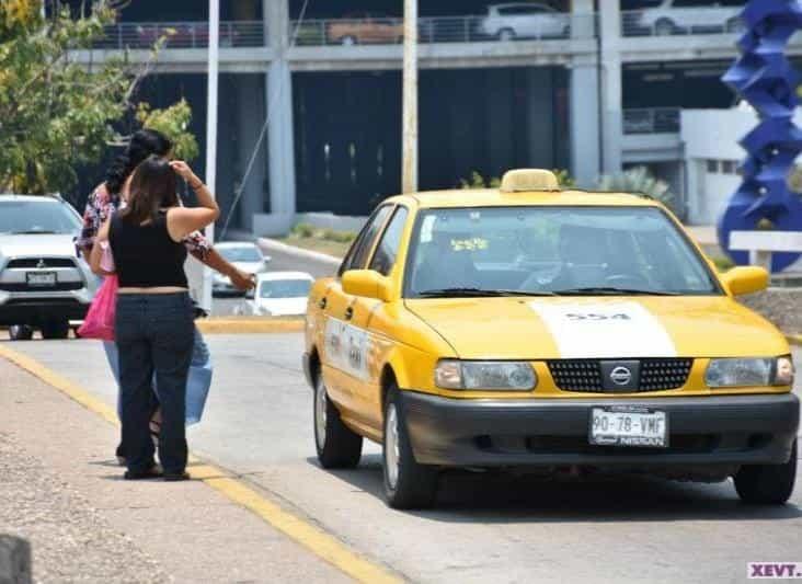 Incrementan taxistas de Centro tarifa, denuncian usuarios