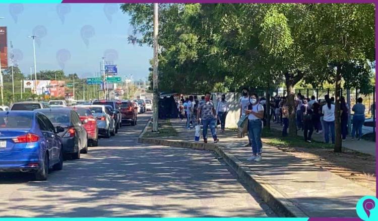 Abarrotan plaza Altabrisa por compras de fin de año; clientes esperan más de una hora para ingresar