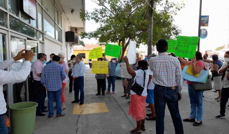 Protestan transportistas a las afueras de Semovi, exigen pago de subsidio