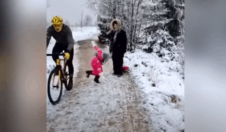 En Bélgica, ciclista empuja a una niña que bloqueaba su camino