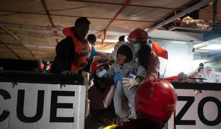 Rescata ONG española a 96 migrantes que naufragaban en el Mar Mediterráneo
