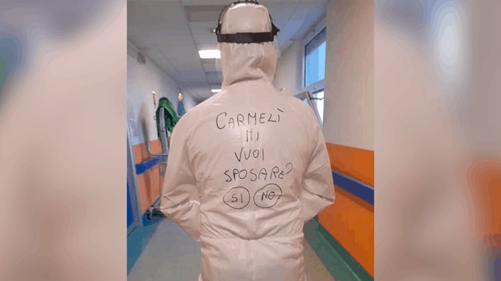 En Italia, enfermero pide matrimonio con traje anticovid