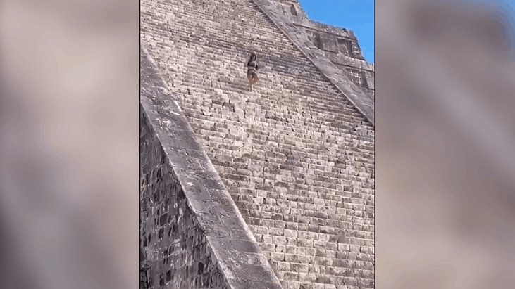 Exhiben en redes sociales a mujer que subió a la pirámide de Kukulkán para esparcir las cenizas de su esposo