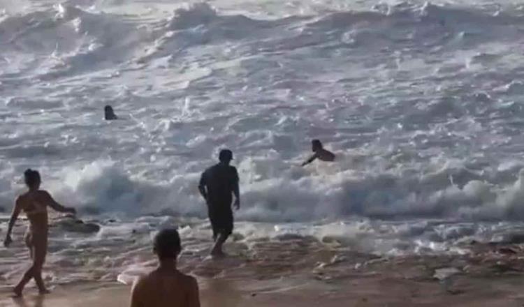 Surfista salva a una mujer de morir ahogada en Hawái
