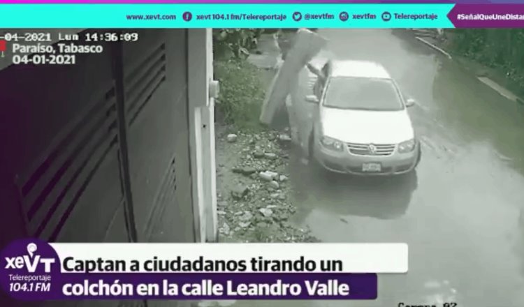 Captan ¡Infraganti! a sujetos arrojando colchón en terreno baldío de Paraíso