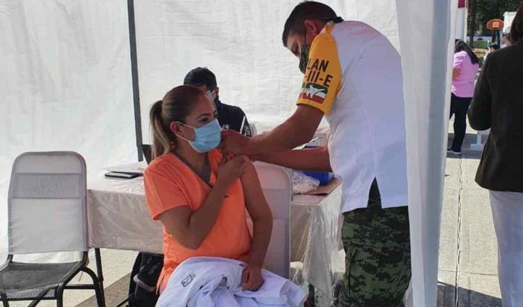21 mil 634 trabajadores de la salud han recibido primera dosis de la vacuna contra Covid-19: IMSS