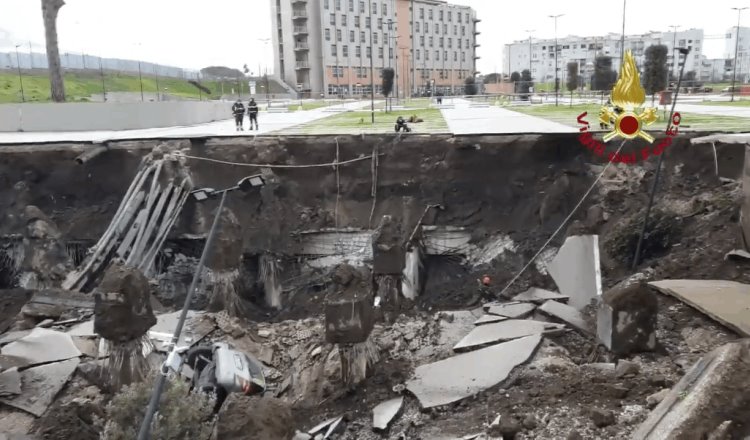 Evacuan hospital de Ponticelli en Nápoles, tras socavón de dos mil metros registrado en su estacionamiento