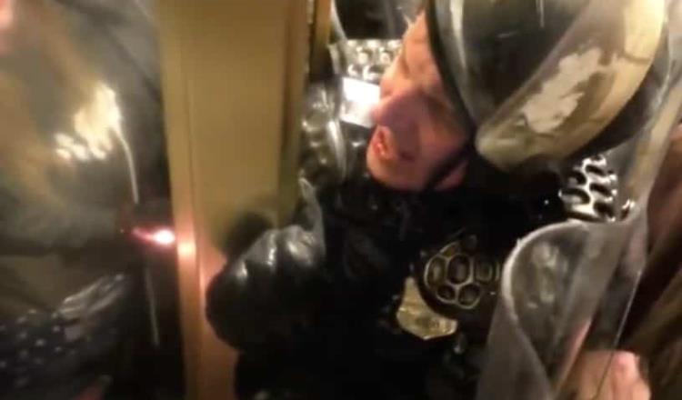 Revelan impactante video de agente aplastado en asalto al Capitolio