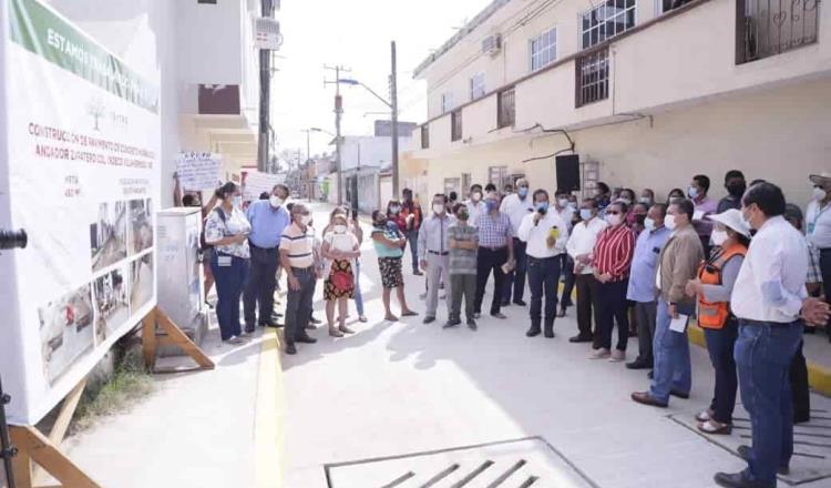 Inaugura Evaristo Hernández construcción de pavimento hidráulico y registros pluviales en Indeco 