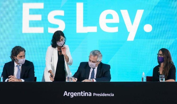 “Estoy muy feliz de estar poniendo fin al patriarcado”: presidente argentino promulga Ley del aborto