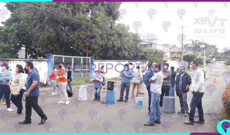 Bloquean vecinos de la Petrolera acceso a Prados de Vhsa; exigen quitar caseta de vigilancia