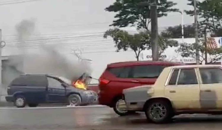 Se incendia auto en el periférico de Villahermosa; se desconocen las causas