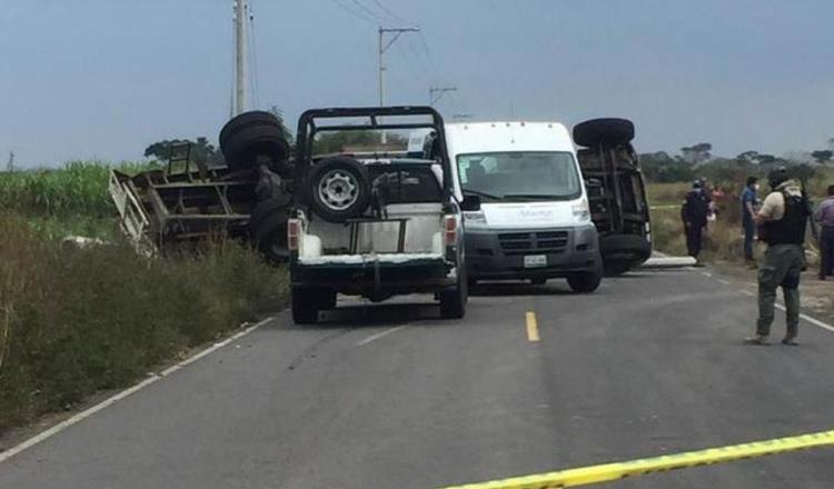 Mueren tres al volcarse camión que transportaba postes de luz en Veracruz