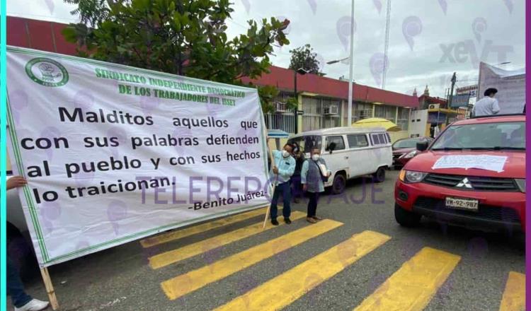 Con caravana vehicular, sindicalizados del ISSET exigen devolución del ISR