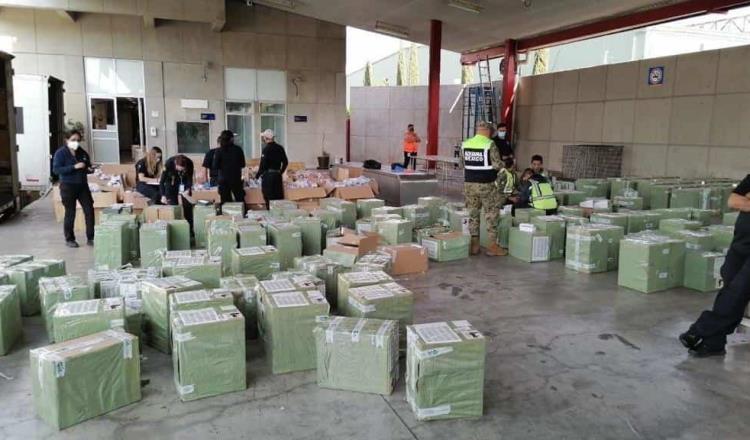 Decomisa Aduanas más de 15 mil pares de tenis y celulares en el Aeropuerto de la CDMX