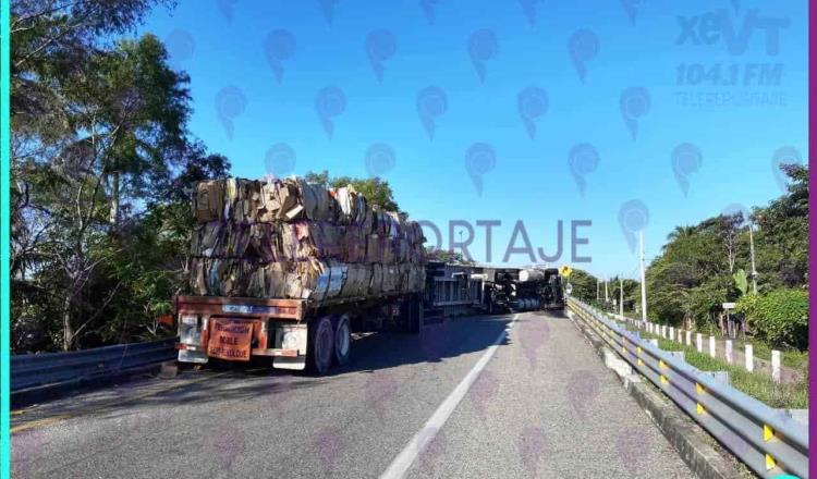Vuelca tráiler cargado de cartón en la Villahermosa-Frontera