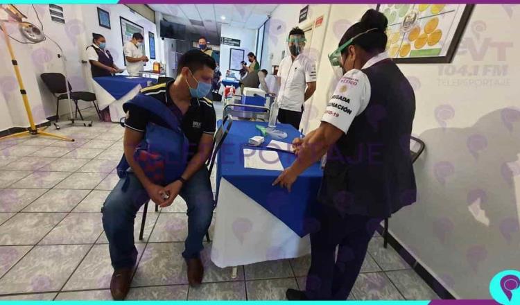 Que no se baje la guardia ante aplicación de vacunas, piden trabajadores de la salud inoculados