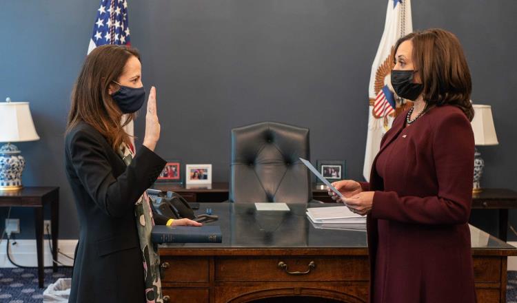 Kamala Harris toma protesta a Avril Haines como directora de Inteligencia Nacional