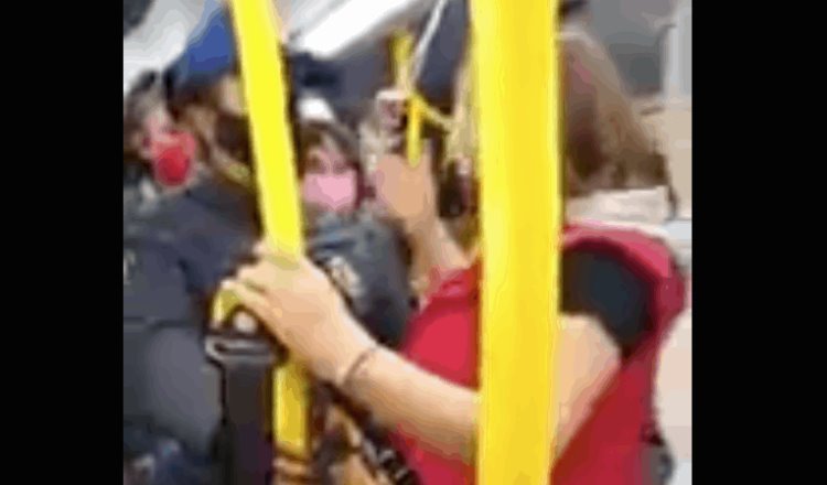 Mujer se enfrenta a policías y pasajeros por subir con su perro al Metrobús, la bautizan como Lady Perro