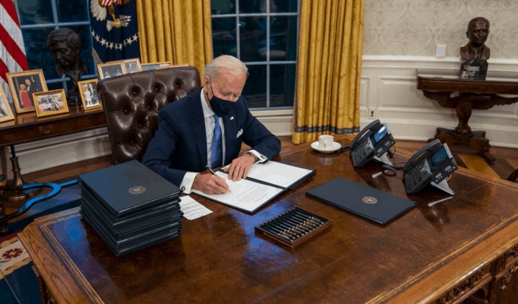 Elimina Biden botón que tenía Trump en Despacho Oval para pedir Coca-Cola, ventila periodista 