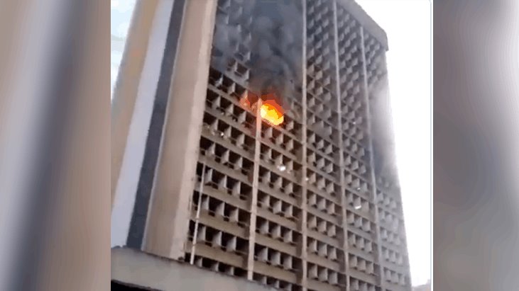 Se incendian oficinas del Ministerio de Educación de Venezuela