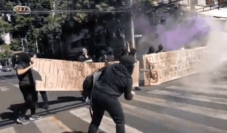 Protestan feministas en sede nacional de Morena contra candidatura de Félix Salgado al gobierno de Guerrero