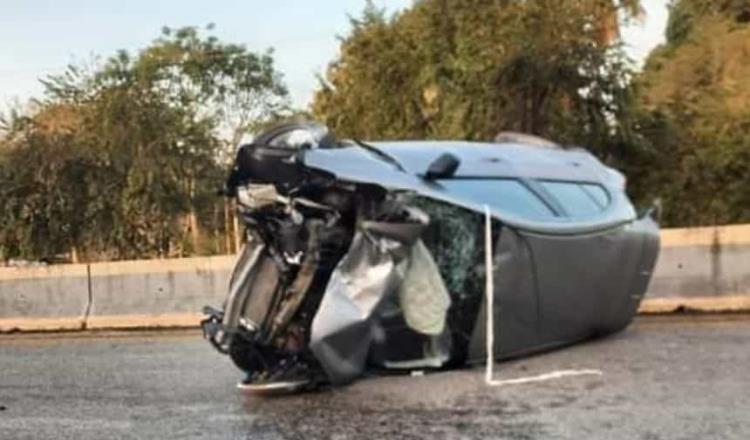 Muere persona al volcar vehículo tras impactarse contra una motocicleta en la Villahermosa-Frontera