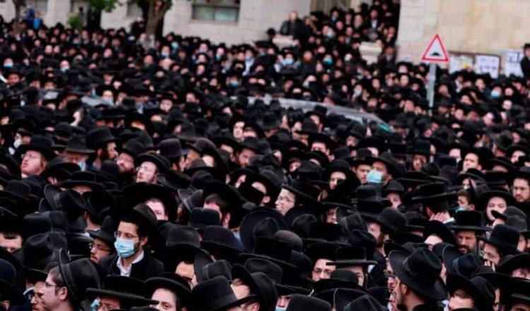 Pese a pandemia, miles asisten a funeral de rabino en Israel