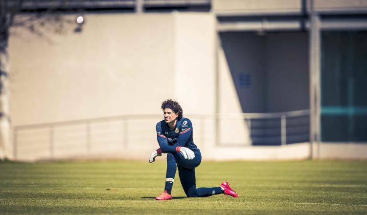 Memo Ochoa vuelve a entrenamientos tras COVID-19