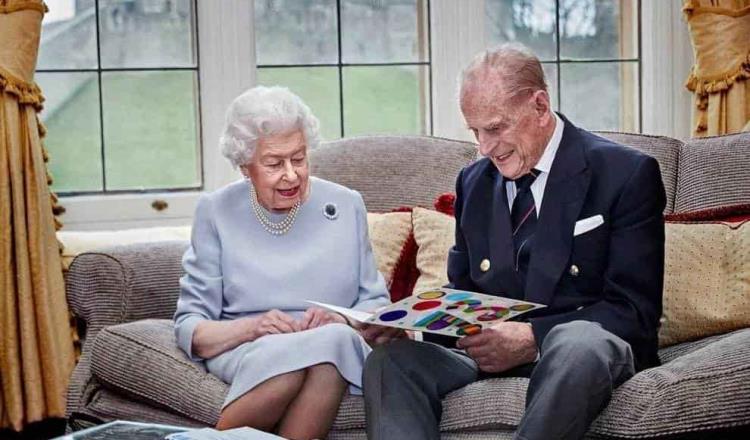 Celebra Reina Isabel 69 años como monarca de Gran Bretaña, bajo confinamiento por la pandemia