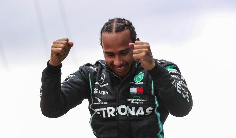 Hamilton firma nuevo contrato como piloto de Mercedes este 2021