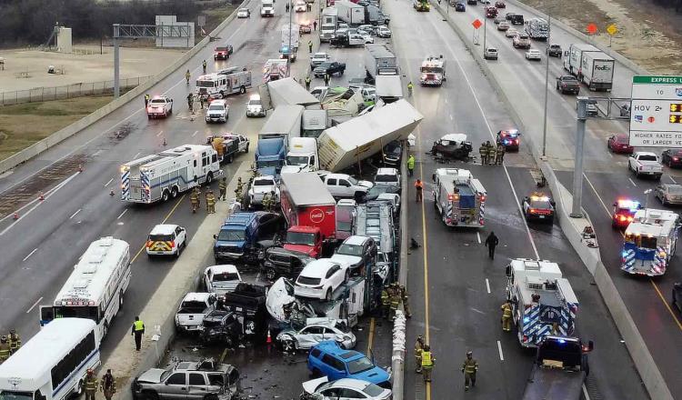 Choque masivo de 100 vehículos deja cinco muertos en Texas