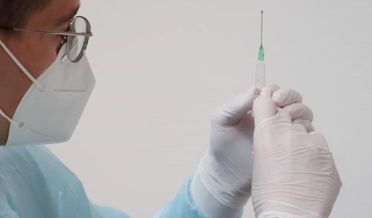 Personas vacunadas contra COVID-19 sí pueden contagiar a los demás: OMS