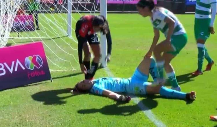 Portera de Santos Femenil sufre accidente en partido contra Atlas y así continuó el juego