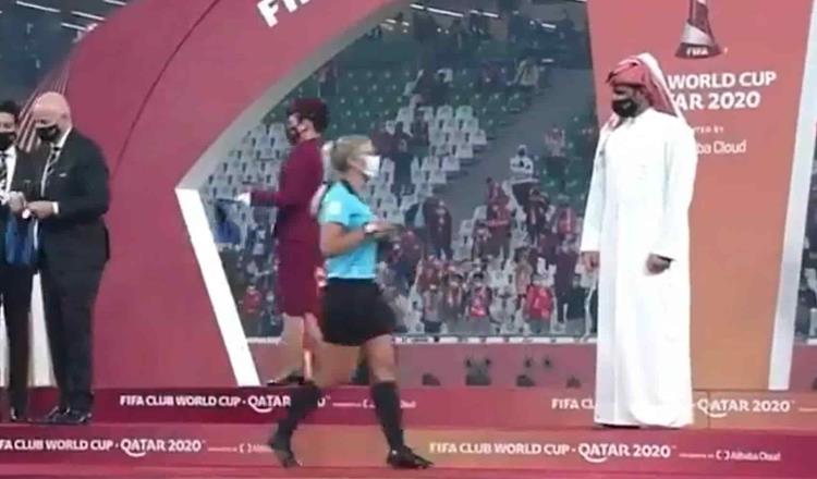 Jeque qatarí ignora a mujeres árbitros durante la premiación del mundial de Clubes, y genera críticas en todo el mundo