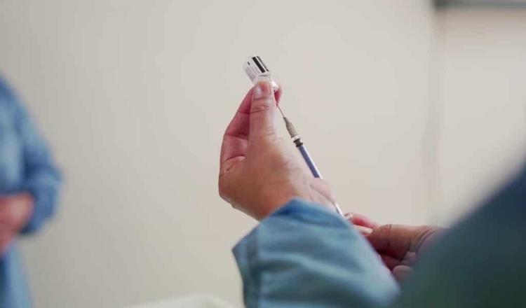 Suspenden Irlanda y Países Bajos aplicación de la vacuna de AstraZeneca 