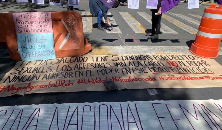 Protestan feministas en sede nacional de Morena contra la candidatura de Félix Salgado