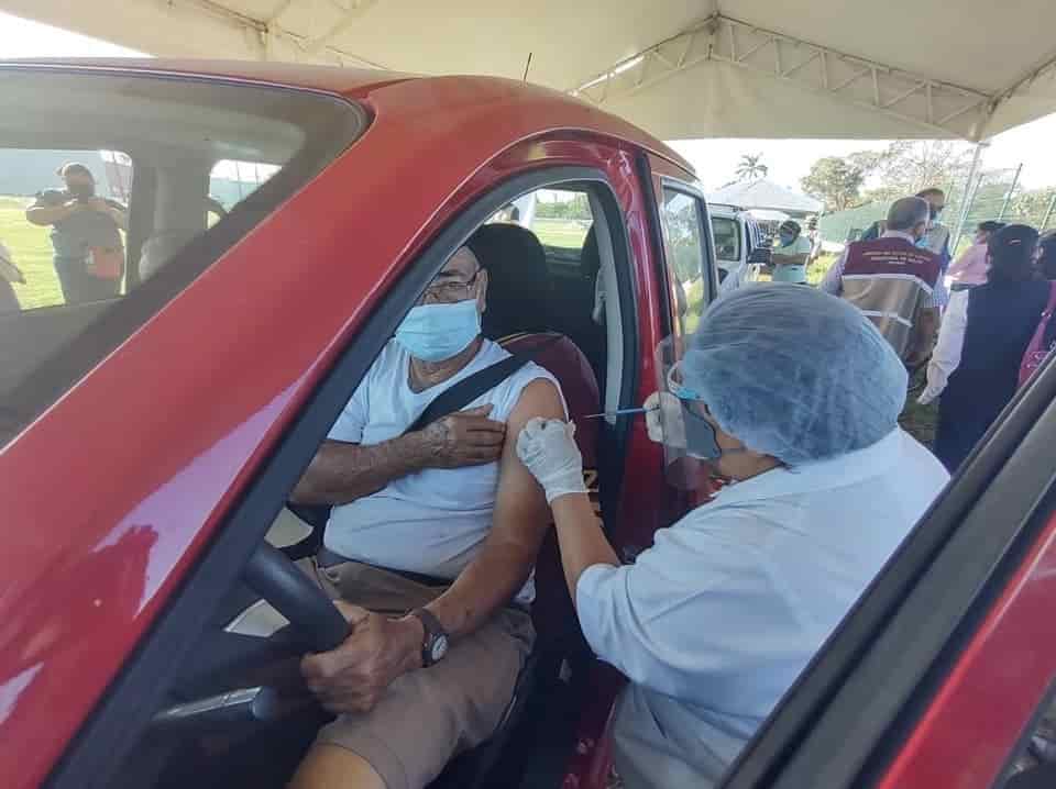 Adultos mayores cunduacanenses reciben vacuna en sus vehículos