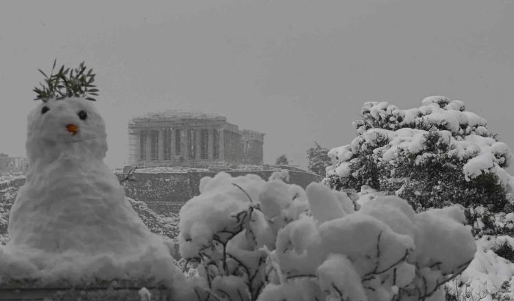 Cubre nieve la Acrópolis de Atenas tras nevada en la antigua Grecia