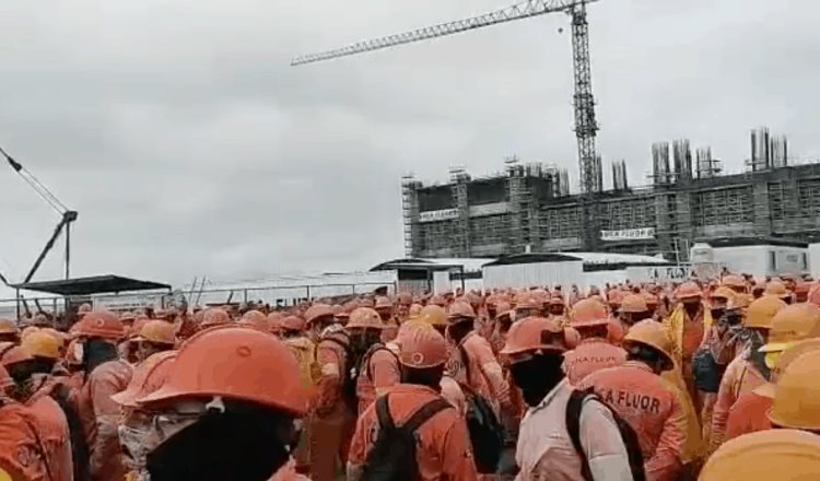 Se manifiestan trabajadores de la refinería de Dos Bocas; acusan explotación