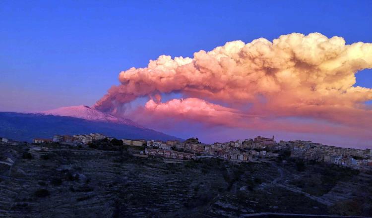 Volcán Etna registra explosión y obliga a cerrar el aeropuerto de Catania
