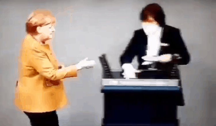 Angela Merkel olvida su cubrebocas tras emitir un discurso y su reacción se hizo viral
