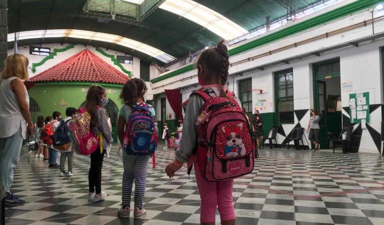 Después de un año, regresan a clases presenciales 370 mil alumnos en Buenos Aires, Argentina 