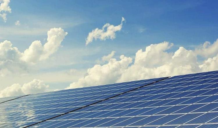 Singapur instala paneles solares flotantes; alimentarán cinco plantas de tratamiento de agua