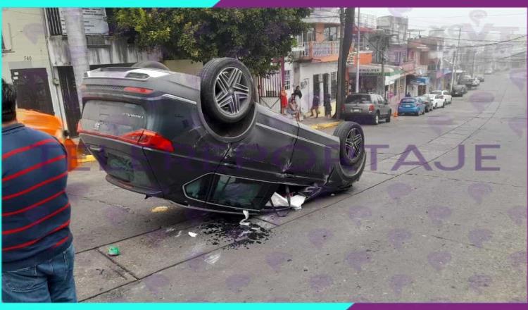 Automovilista se pasa el alto y vuelca en Centro de Villahermosa; choque deja solo daños materiales