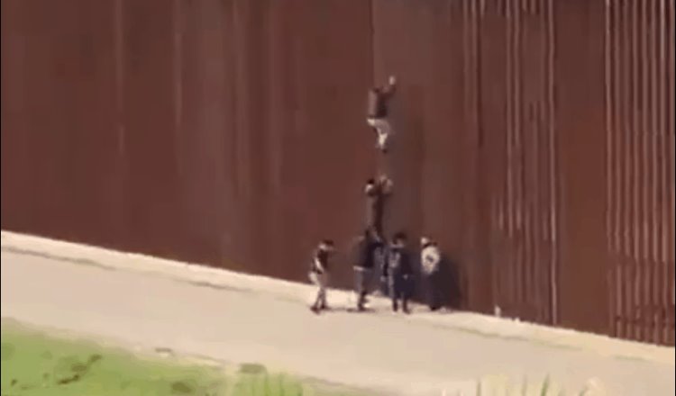 En menos de tres minutos un grupo de migrantes cruzan el muro fronterizo entre México y EE.UU.