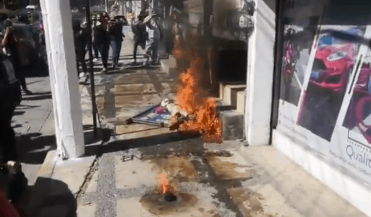 Feministas prenden fuego en entrada de la casa de campaña de Salgado Macedonio