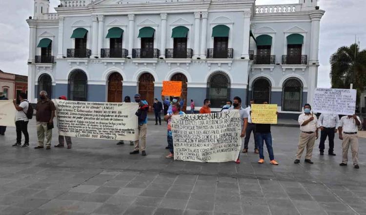 Ex trabajadores de ayuntamientos protestan frente a Palacio de Gobierno