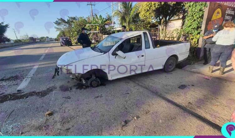 Vuelca camioneta en la Villahermosa-Teapa; deja solo daños materiales