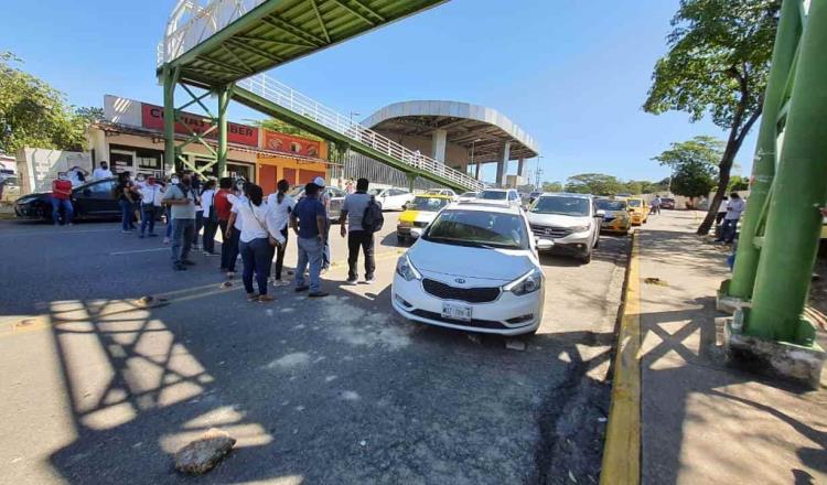 Maestros bloquean avenida Méndez exigiendo pago de “escuelas de tiempo completo”